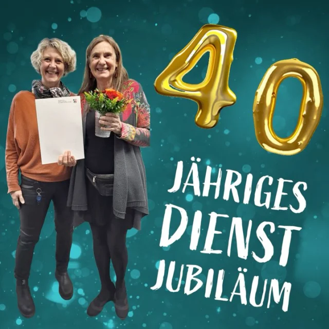 📚 40 Jahre im Schuldienst – Ein ganz besonderes Jubiläum! 🎉

Seit 1984 ist Frau Langenbrinck mit vollem Herzen Lehrerin und seit 1997 als Abteilungsleiterin für die Oberstufe an unserer Schule tätig. Heute hat sie von unserer Schulleiterin Frau Rose die Glückwunschurkunde der Ministerin Feller erhalten – eine wohlverdiente Anerkennung für ihren Einsatz! 🏅✨

Wir gratulieren Frau Langenbrinck ganz herzlich! ❤️

#Jubiläum
#40Jahre
#Lehrerin
#40jahreimdienst