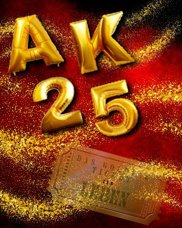 🎉✨ Herzlichen Glückwunsch an unsere Jahrgangsstufe 10! 🥳🤩
Unter dem Motto „Golden Ticket“, inspiriert von „Charlie und die Schokoladenfabrik“, haben wir gemeinsam gefeiert, dass ihr nun euer „Ticket ins Leben“ in der Hand haltet! 🍫🎟️

Alle Schüler:innen können unfassbar stolz auf ihre Leistungen sein! 🎓💪

Vielen Dank an Zion und Henri, die durch den Abend führten. 🎤👏

Unsere Schulleiterin Frau Rose gab den Schüler:innen ein Zitat aus „Der kleine Prinz“ von Antoine de Saint-Exupérymit auf den Weg: „Man sieht nur mit dem Herzen gut, das Wesentliche ist für die Augen unsichtbar.“ Ein schöner Hinweis darauf, dass die wahren Werte im Leben oft nicht sofort sichtbar sind. ❤️

Oberbürgermeister Marc Herter ermutigte die Absolvent:innen mit den Worten: „Bleibt neugierig, seid mutig, seid selbstbewusst. Seid euch selbst nicht genug.“ Ein wichtiger Appell für die kommenden Herausforderungen (auch in unserer Gesellschaft)! Ihr seid die Zukunft! 🌟

Ein besonderer Dank geht an unseren Abteilungsleiter Herrn Fiedlers, der mit einem emotionalen Zitat die Schüler:innen verabschiedete: „Ich bin sehr froh, vor 30 Jahren an dieser Schule gelandet zu sein!“ Es war nämlich auch sein letzter Abschluss, und wir danken ihm für seine unermüdliche Arbeit für die Schüler:innen an der SSG! Er wird uns sehr fehlen. 🙏 😢 💕

Ebenfalls hielten die stellvertretende Bezirksbürgermeisterin Frau Müller-Veit, unsere Elternvertreterin Frau Kuschnick und die Schülersprecher:innen Jil und Fabian eine Rede. 🤩🙌

Ein großes Dankeschön geht auch an die Schüler:innen, die sich um das Catering und die Getränke gekümmert haben, ihr habt einen tollen Job gemacht 🍽️🥤, sowie an das Orchester 🥁🎶 und unsere Schulband 🎸🎤 Bitte mehr davon!

Nicht zuletzt möchten wir uns auch bei der Technik-AG unter der Leitung von Herrn Dawin bedanken! Ihr seid großartig! 👩‍💻🌈🎤

Ihr merkt also, dass sehr viele Menschen geholfen haben, diesen Abend zu einem ganz besonderen zu machen! 🫶

Nun wünschen wir euch, liebe Absolvent:innen, nur das Beste und viel Erfolg auf eurem weiteren Weg! Vergesst uns nicht. 🚀💖

#Abschluss2025
#AK25
#geschafft
#GoldenTicket
#SSG